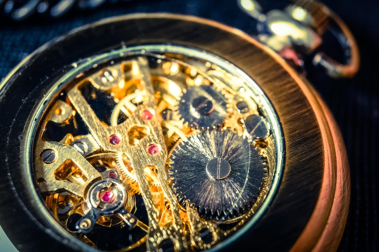 Manutenzione di Orologi da Tavolo e da Parete — dettaglio del lavoro in laboratorio