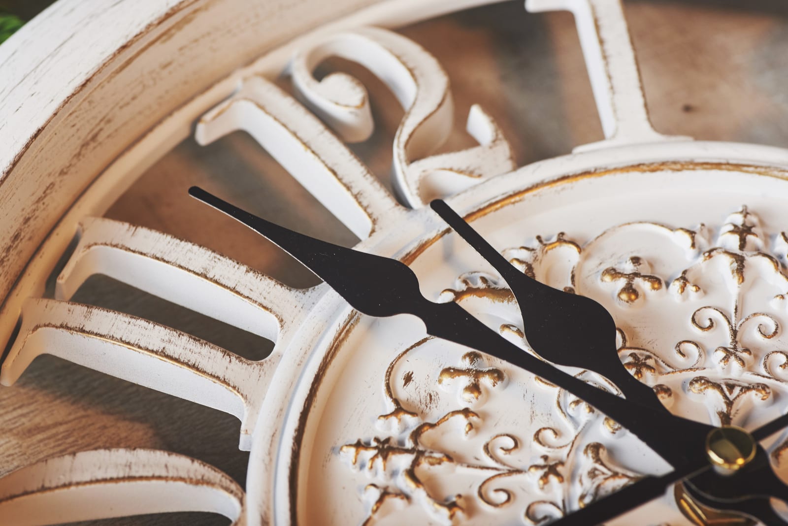 Quadrante di un orologio da parete in stile classico, con lancette nere in primo piano